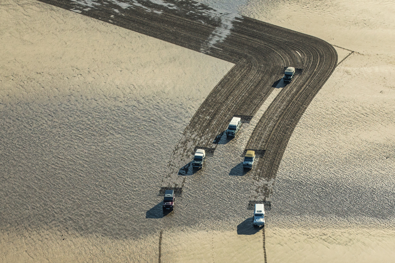 Illustration for article titled A Gigantic Sand Drawing Is How Land Rover Said Farewell To The Defender